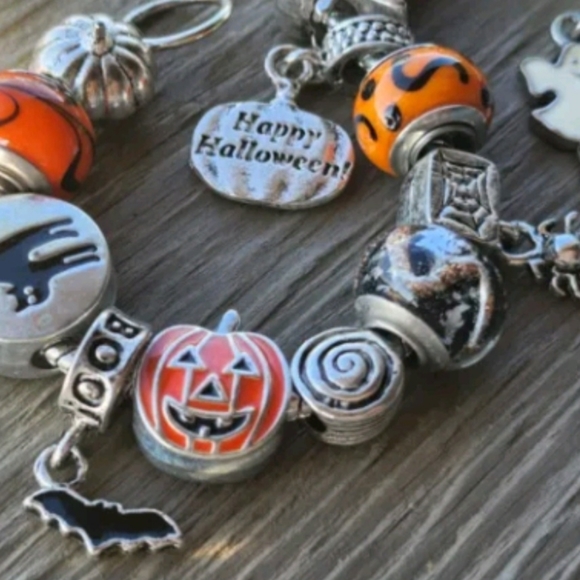 Willabee & Ward Toggle Charm Bracelet October Pumpkin Bat Boo Ghost Halloween - Picture 1 of 8